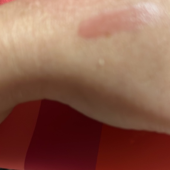 Color changing lip gloss - Picture 2 of 2